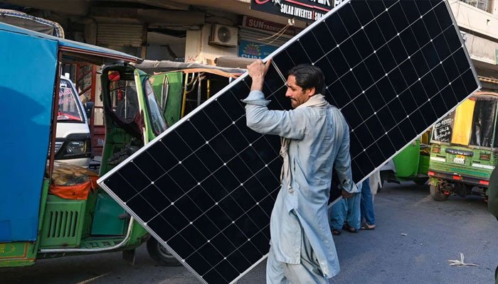 حکومت اور آئی ایم ایف کا سولر پینلز اور انٹرنیٹ پر ٹیکس کی شرح بڑھانے پر غور