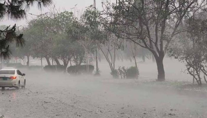 ملک کے مختلف شہروں میں صبح سویرے موسلا دھار بارش اور ژالہ باری
