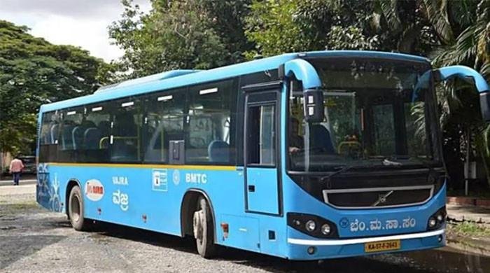 خاتون مسافر نے آفس کے قریب بس نہ روکنے پر ڈرائیور کی چپل سے پٹائی کردی