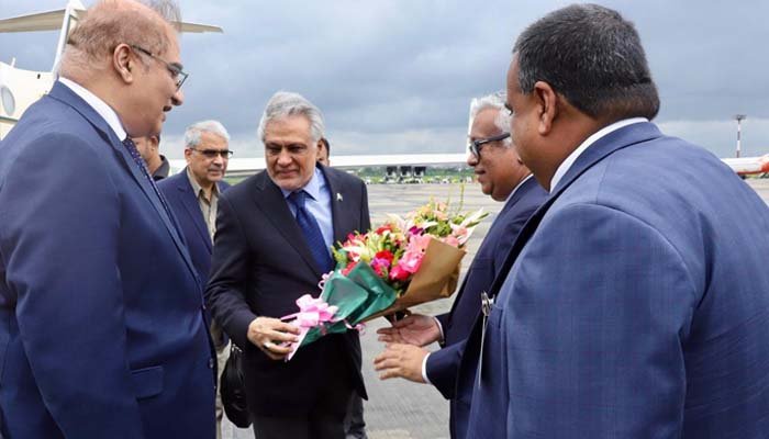 13 برس بعد پاکستانی وزیر خارجہ کا پہلا دورہ، اسحاق ڈار بنگلادیش پہنچ گئے