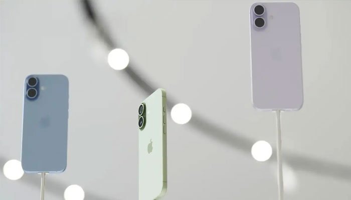 اگلے برس آئی فون 18 متعارف نہ کیے جانے کی افواہیں زیر گردش