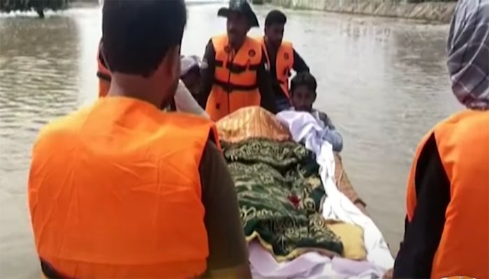 بہاولپور میں سیلابی صورتحال کے باعث جنازہ کشتی کے ذریعے قبرستان منتقل