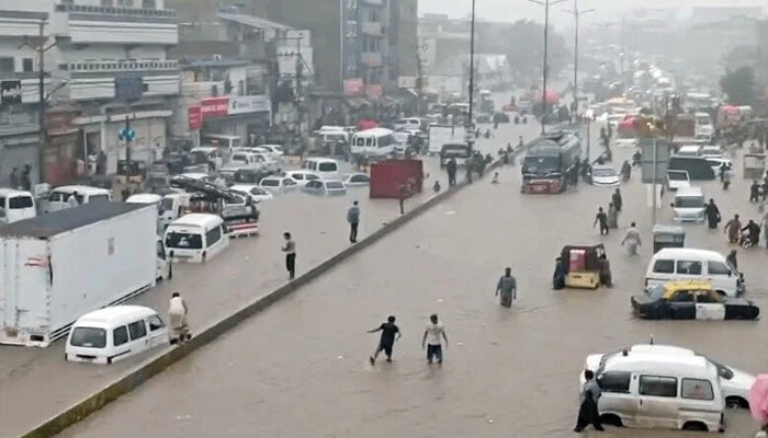 ارش کے بعد کراچی میں کیا صورتحال ہے، کہاں کہاں پانی جمع ہے اور کونسی سڑکیں تاحال بند ہیں؟