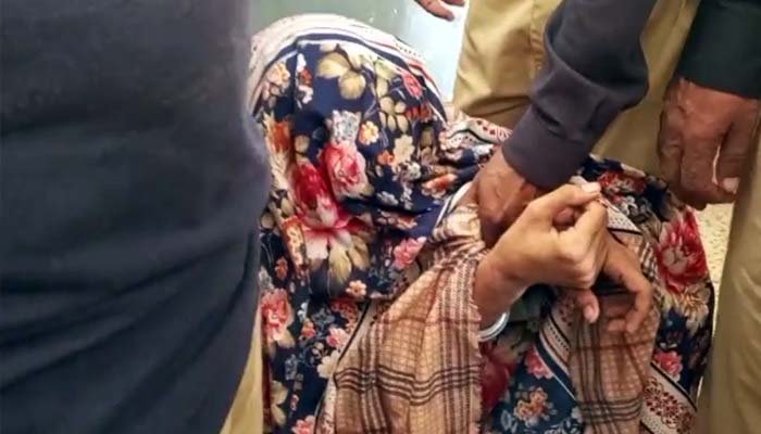 کراچی: بچوں سے زیادتی کیس کا ملزم عدالت میں پیش، متاثرہ بچیوں نے تھپڑ دے مارے