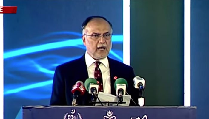 تمام بندرگاہوں کو جدید بنا رہے ہیں، پاکستان دنیا کیلئے سمندری ٹریڈ روٹ ثابت ہوگا: احسن اقبال