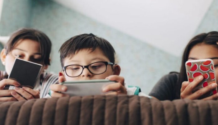 موبائل فون کا استعمال، کم عمر بچے نظر کی کمزوری کی بیماری میں مبتلا ہونے لگے