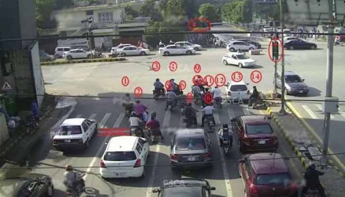 کراچی میں ای چالان کا آغاز، صرف 6 گھنٹوں میں سوا کروڑ روپے سے زائد کے چالان