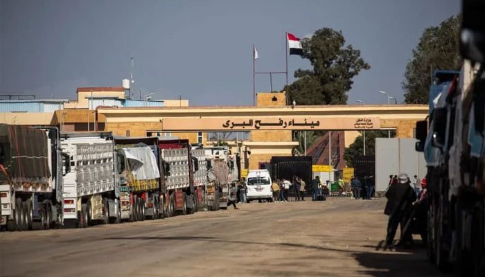 اسرائیلی اجازت نہ ملنے پر رفح بارڈر آج بھی بند، امدادی ٹرکوں کی طویل قطاریں لگ گئیں