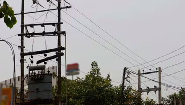 کراچی: بارش ہوتے ہی بیشتر علاقوں میں بجلی معطل