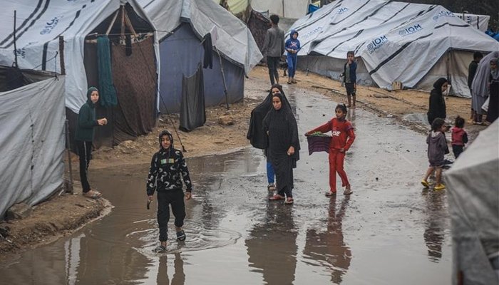 اسرائیل نے امدادی سامان کی غزہ آمد پھر روک دی، سردی میں فلسطینی گیلے خیموں میں رہنے پر مجبور