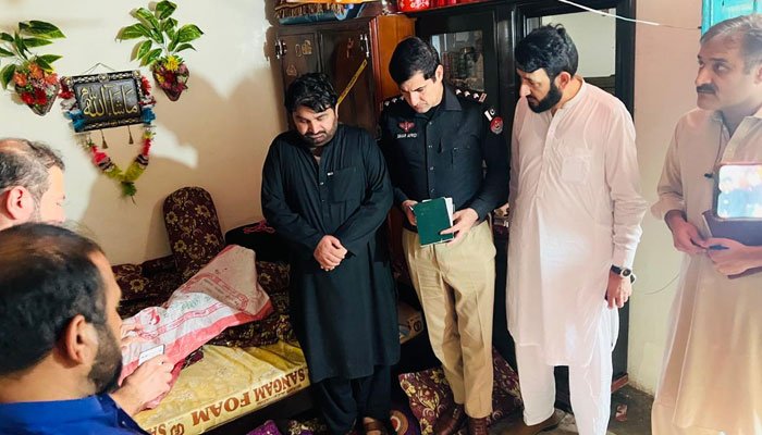 پشاور میں تہرے قتل کی واردات، 2 خواتین سمیت 3 افراد تیز دھار آلے سے قتل