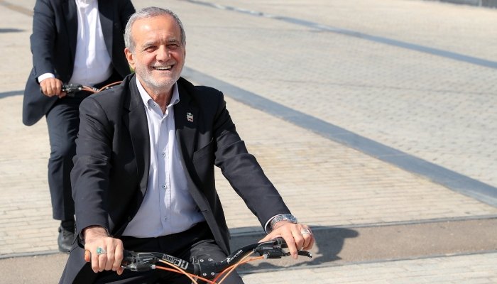 ایرانی صدر کی اصفہان میں سائیکل کی سواری، ویڈیو وائرل