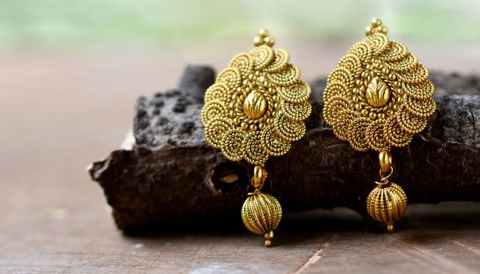 سونے کی فی تولہ قیمت میں 3300 روپے کی کمی