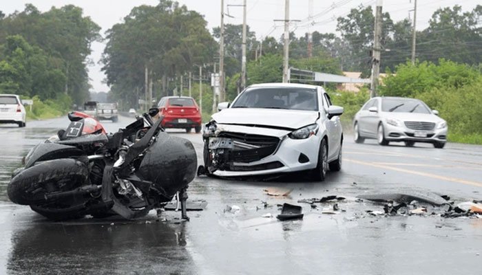 بارش میں گاڑی چلاتے وقت سب سے بڑا خطرہ کیا ہوتا ہے؟ کونسی احتیاط حادثے سے بچاسکتی ہے؟