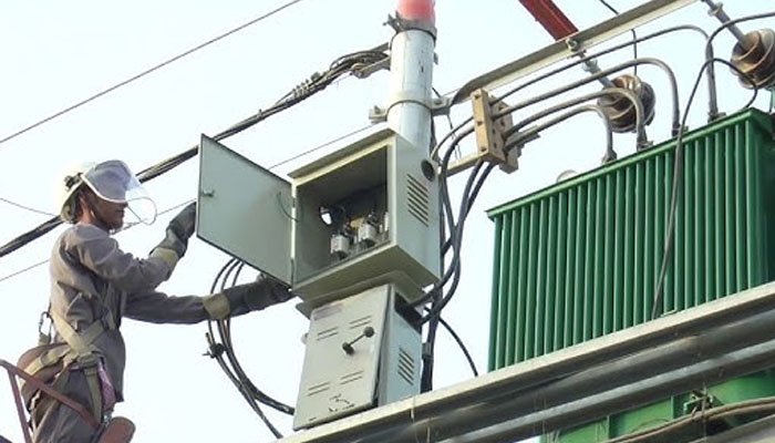 کراچی: ایک دن کی بارش نے بجلی کا نظام الٹ دیا، شہر کے بیشتر علاقے تاحال بجلی سے محروم