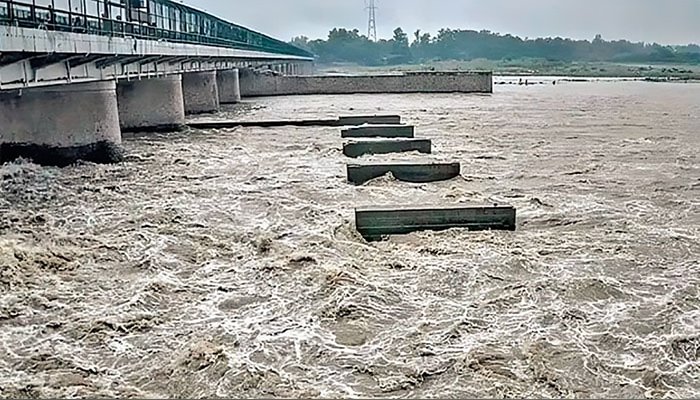 دریائے چناب میں انتہائی اونچے درجے کا سیلاب