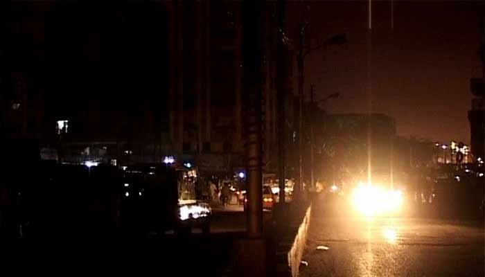 بارش کے بعد کراچی کے 550 فیڈرز پر بجلی کی فراہمی معطل، کئی علاقوں میں 16گھنٹے سے بجلی بند