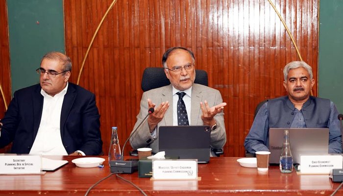 احسن اقبال کی زیر صدارت اجلاس، 236 ارب کے 7 ترقیاتی منصوبے منظور