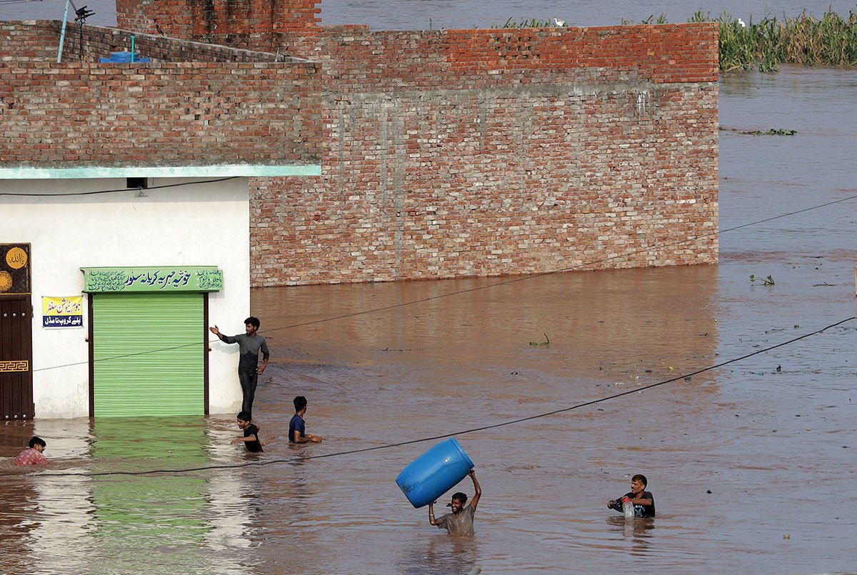 لائیو: راوی بپھرنے سے لاہور کے کئی دیہات زیرِ آب، دریائے چناب کا بڑا ریلہ جھنگ میں داخل، ریواز برج کے قریب شگاف لگادیا گیاپنجاب کے تین بپھرے دریاؤں راوی، چناب اور ستلج نے تباہی مچا دی، دریاؤں کے کنارے آباد بستیاں اور فصلیں زیر آب آ گئیں جبکہ ہزاروں افراد نقل مکانی کرنے پر مجبور ہو گئے۔  بھارت کی جانب سے پانی چھوڑے جانے اور بارشوں کے باعث دریائے چناب، ستلج اور راوی بدستور سیلاب کی لپیٹ میں ہیں اور پانی کے بہاؤ میں اضافہ ہو رہا ہے، لاہورکے متعدد علاقوں میں سیلابی پانی داخل ہوگیا ہے