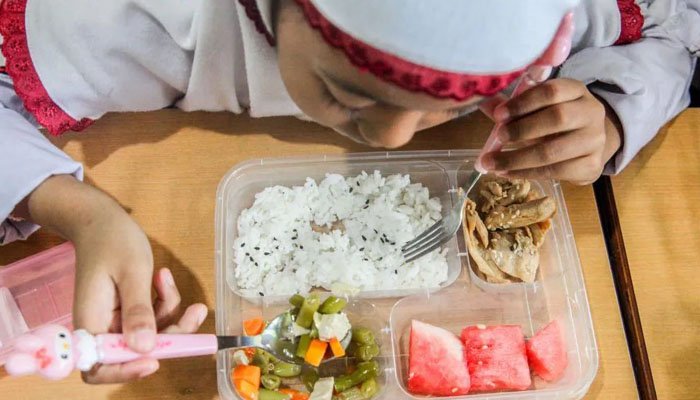 انڈونیشیا: اسکول کا مضرصحت کھانا کھا کر سیکڑوں افراد بیمار