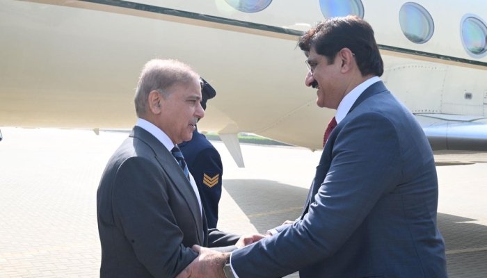 وزیراعظم شہباز شریف ایک روزہ دورے پر کراچی پہنچ گئے