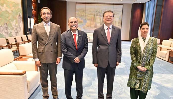 کراچی:سرجانی ٹاؤن میں 11 سالہ بچی کو زیادتی کے بعد گلا دبا کر قتل کردیا گیا۔  پولیس کے مطابق سرجانی میں پیش آنے والے واقعے میں 11  سالہ بچی سے زیادتی کی تصدیق ہوئی ہے۔  پولیس کا بتانا ہے کہ  بچی کی پھندا لگی لاش اس کے گھر کی چھت سے ملی تھی۔  ابتدائی پوسٹ مارٹم رپورٹ میں بتایا گیا ہے کہ  بچی کو زیادتی کے بعد گلا دبا کر قتل کیا گیا ۔  پولیس نے سرکارکی مدعیت میں قتل کا مقدمہ درج کرلیا اور ملزم کی تلاش شروع کردی ہے