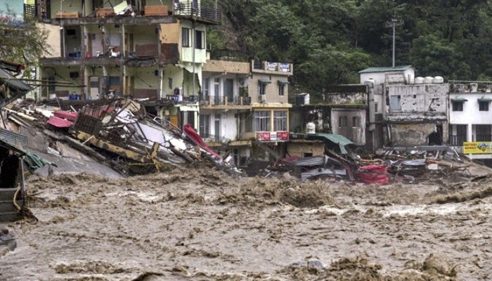 بھارت: اتراکھنڈ اور ہماچل پردیش میں شدید بارشوں اور لینڈ سلائیڈنگ سے 18 افراد ہلاک