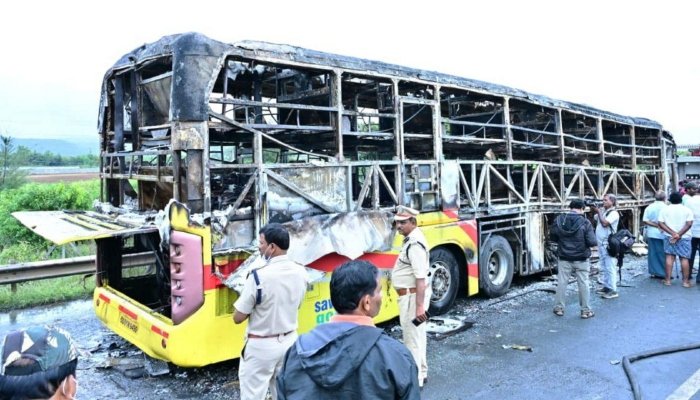 بھارت: موٹر سائیکل سے ٹکر کے بعد بس میں آگ لگ گئی، 20 مسافر ہلاک