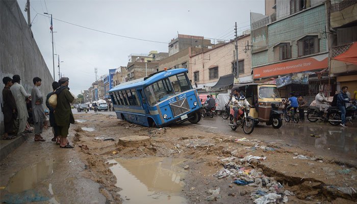 بارشوں کے بعد کراچی کی تباہ حال سڑکوں کی مرمت کا فیصلہ