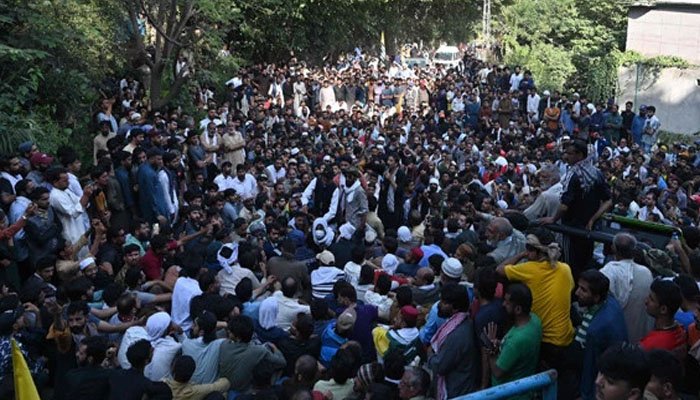 کشمیر میں عوامی ایکشن کمیٹی کے پُرتشدد مظاہرے، 3 پولیس اہلکار جاں بحق، 6 شہری جان سے گئے