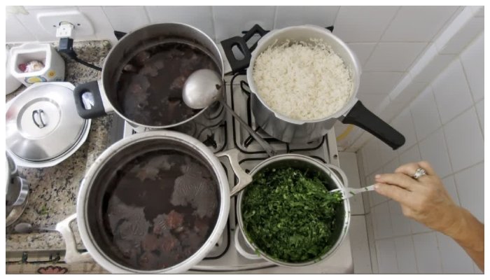 خاتون نے پانی کی جگہ تیزاب سے کھانا پکا دیا، پھر کیا ہوا؟