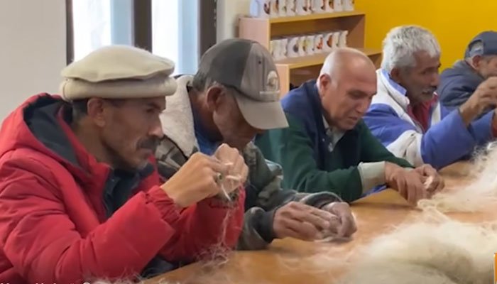 بکری کے بالوں سے تیار ہونے والی دری &rsquo;شرما&lsquo; تیار کرنے والے ہنزہ کے خصوصی افراد