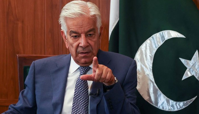 سڑکوں اور پلوں کی تعمیر میں کرپشن ہوتی ہے، اس لیے وہ ایک بارش کی مار ثابت ہوتے ہیں: خواجہ آصف