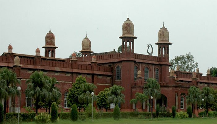 بورے والا: طالبہ سے مبینہ ہراسانی پر پروفیسر معطل، یونیورسٹی میں داخلہ بند