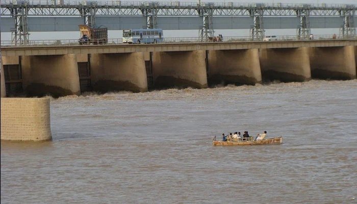 کوٹری بیراج پر درمیانے درجے کا سیلاب، بہاؤ 3 لاکھ 76 ہزار کیوسک