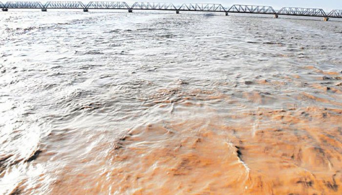 کوٹری بیراج پر سیلابی کیفیت برقرار، بہاؤ میں اضافے سےکئی دیہات زیر آب، نقل مکانی جاری