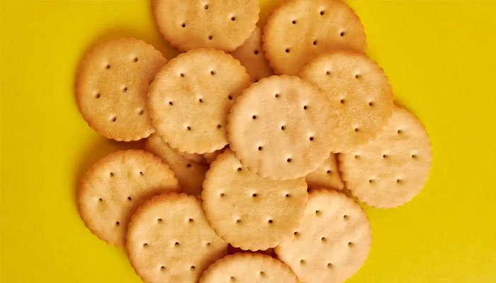بسکٹ میں سوراخ کیوں ہوتے ہیں؟ حیران کن وجہ جانیے