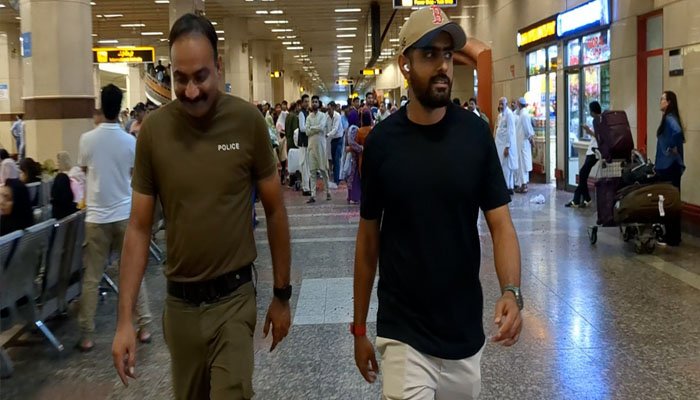 قومی کرکٹر بابر اعظم امریکا سے وطن واپس پہنچ گئے