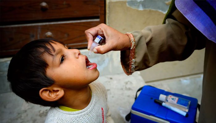 کراچی میں 34 ہزار والدین کا بچوں کو پولیو ویکسین پلانے سے انکار
